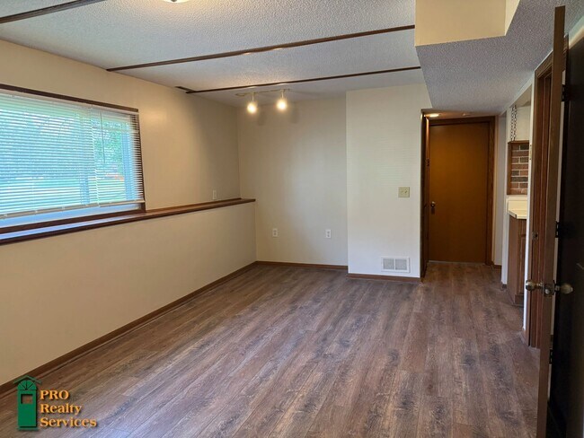 Building Photo - 3 Bedroom Home in Maple Grove