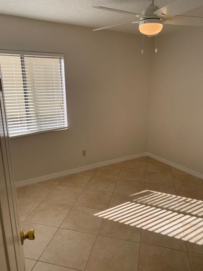 Building Photo - Available 5/10 -  Annual Condo Rental in South Naples