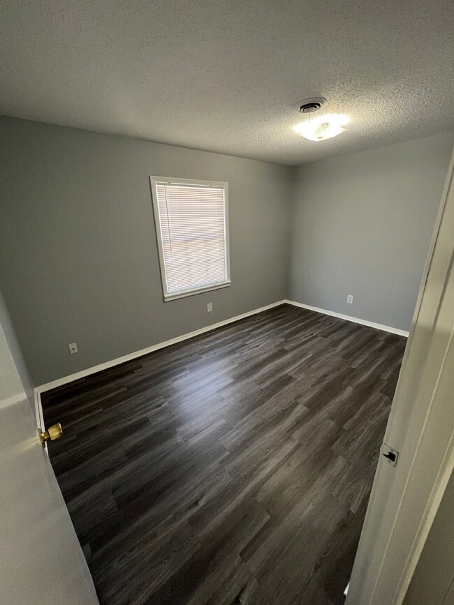 Building Photo - "Charming 3-Bed, 2-Bath Home with Spacious 1,476 Sq Ft Layout in Jonesboro's Heart!"