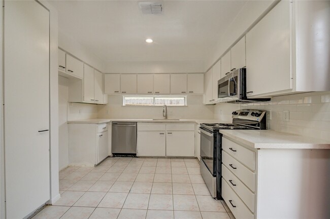 Building Photo - 12327 Fairmeadow Dr