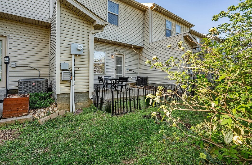 Building Photo - 5433 Perlou Ln