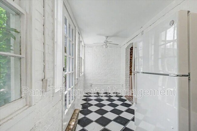 Building Photo - 521 E Harris St