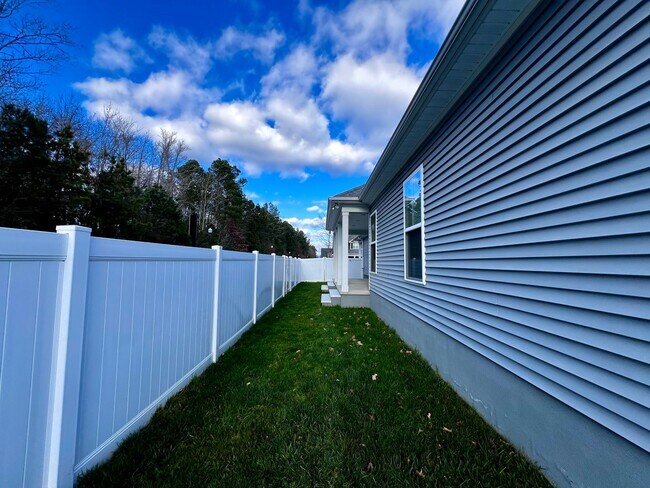 Building Photo - Beautiful Corner Lot, Single Family Home, in Sherwood Lakes.