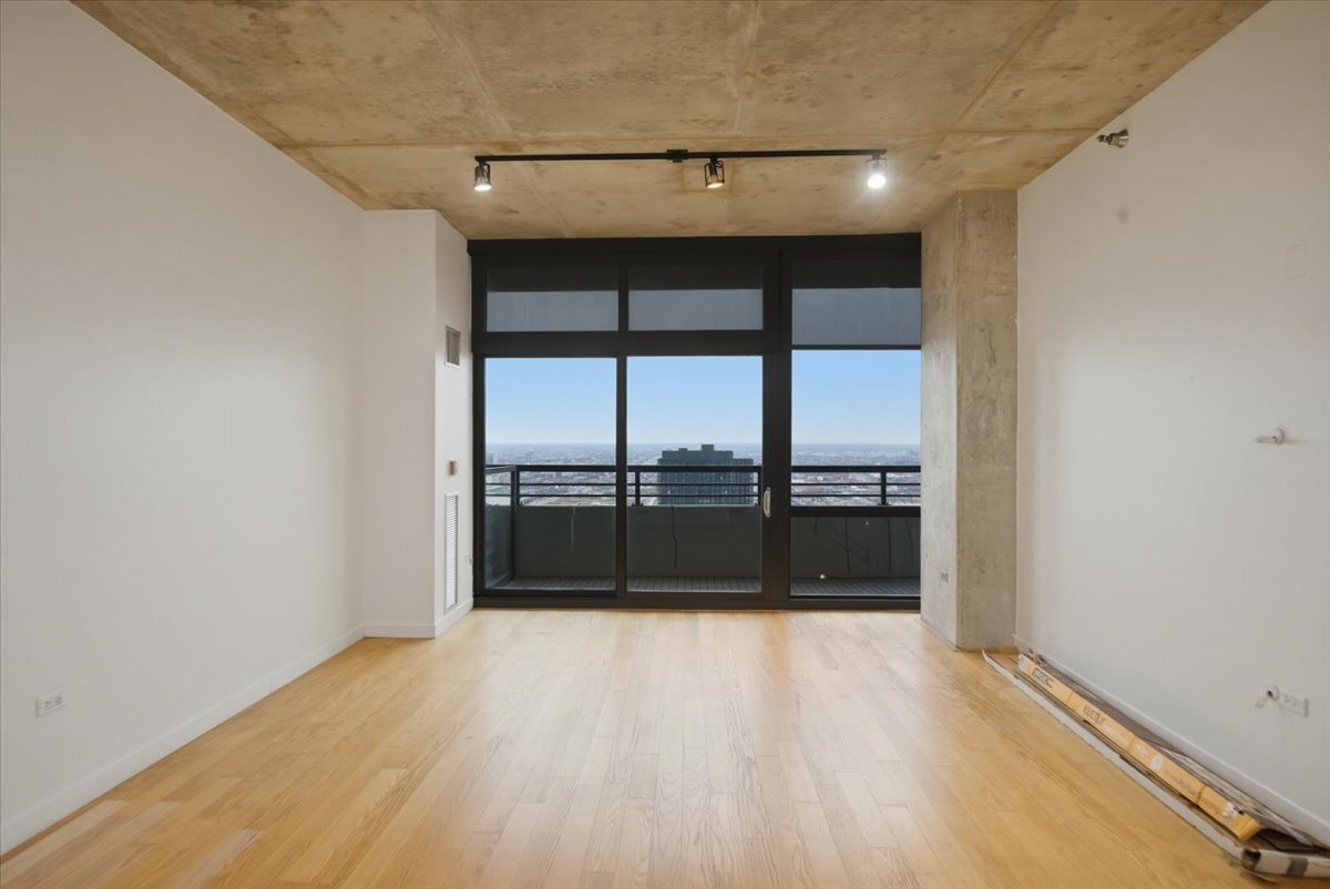 Building Photo - 235 W Van Buren St