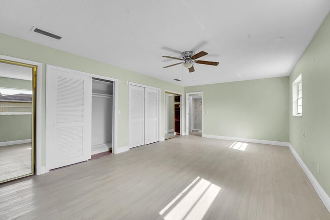 Building Photo - 154 SE Naranja Ave