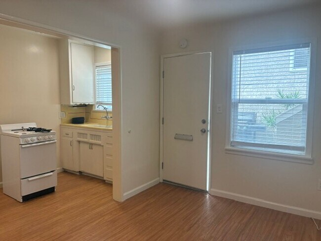 Interior Photo - 1016