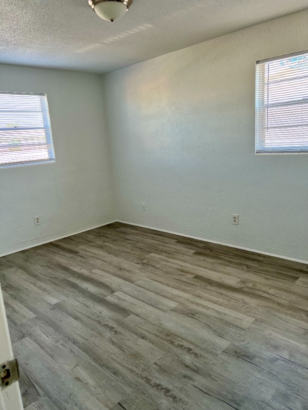 Building Photo - 2417 N Oleander Ave