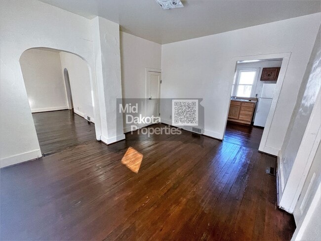 Building Photo - 1020 E 1st- 2 bedroom house with garage