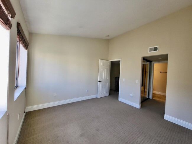 Building Photo - 3957 Nobel Dr