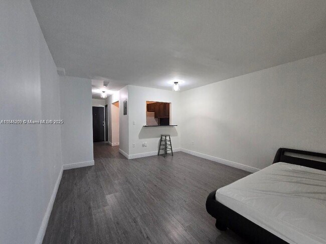 Building Photo - 1441 Lincoln Rd