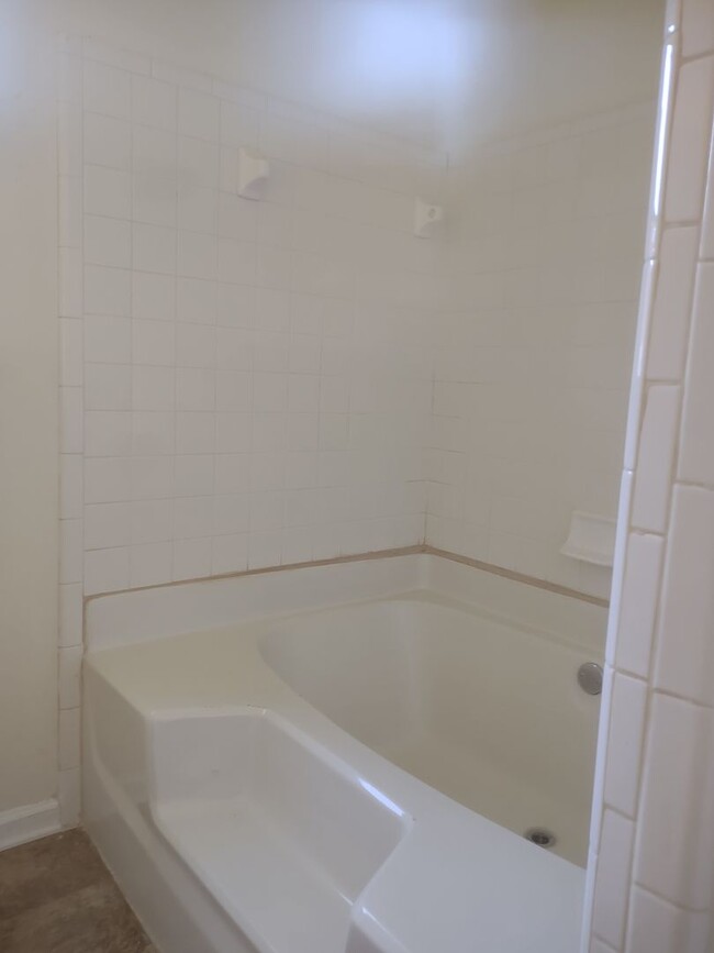Building Photo - Wonderful Three Bedroom Home in Northeast ...