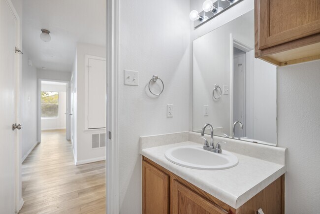 Building Photo - 903 Haynes Dr