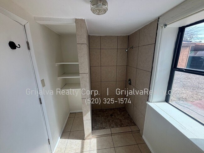 Building Photo - 2020 N Madelyn Ave