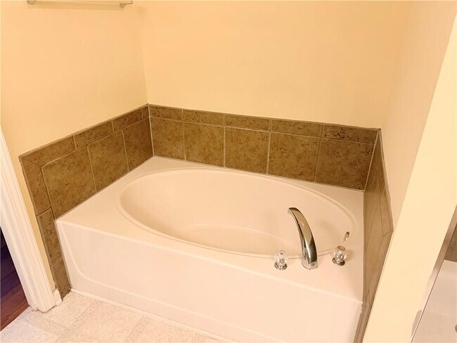 Building Photo - 2380 Fairlie Dr