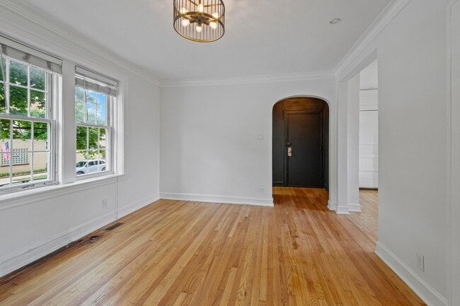 Building Photo - 3048 W Cornelia Ave