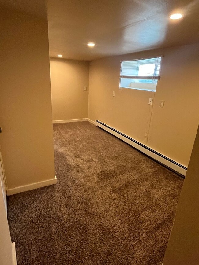 Building Photo - 4 bedroom 2 bathroom house (2 bedrooms non...