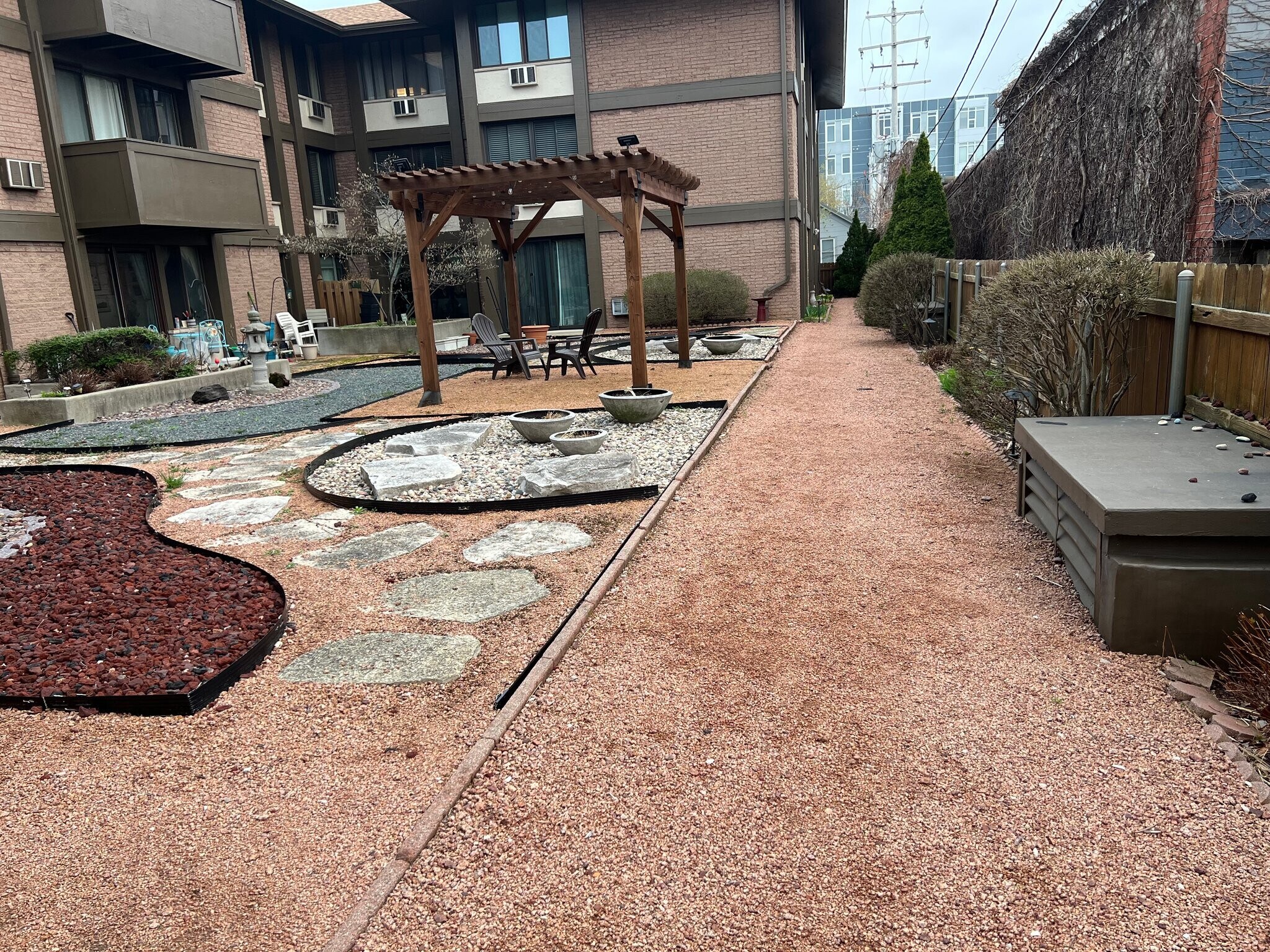 Building Photo - 2025 E Greenwich Ave