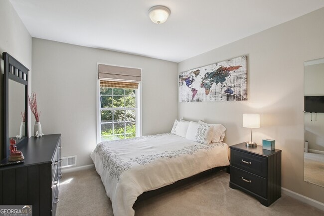 Building Photo - 102 Hickory Dr