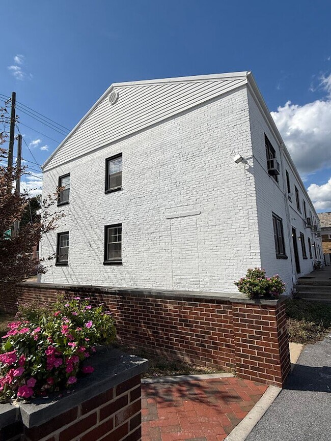 Building Photo - Newly Renovated 2BR in Downtown Myersville!