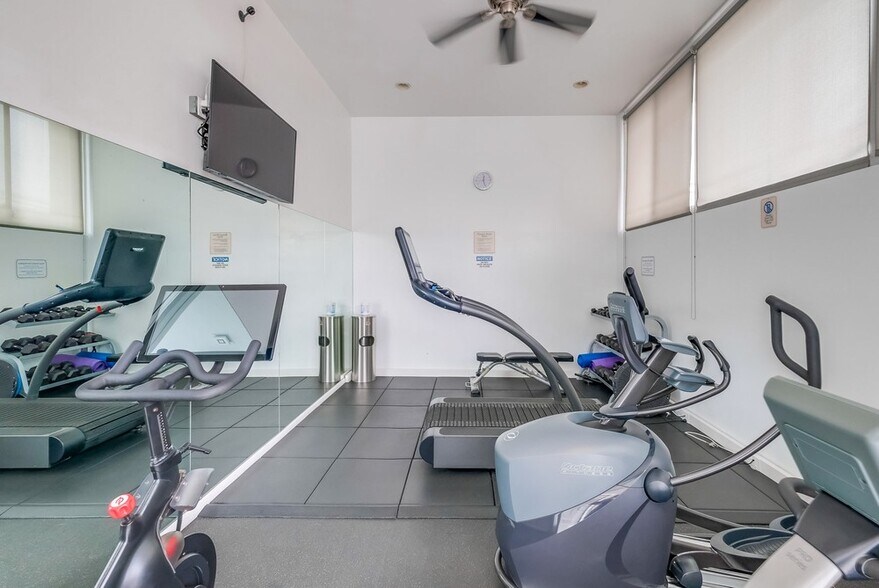 Building Photo - 999 N Doheny Dr