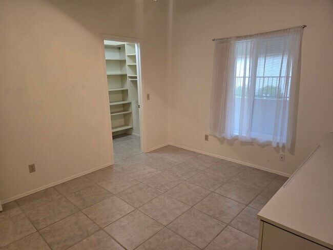 Building Photo - 1120 N Val Vista Dr