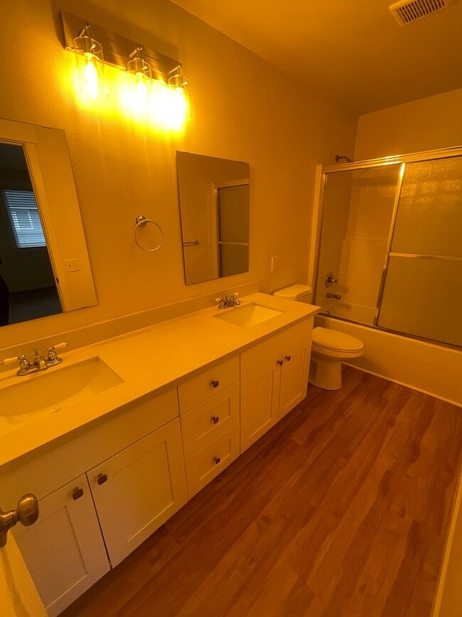 Building Photo - 2 story 3 bedrooms and  2 1/2 bath!