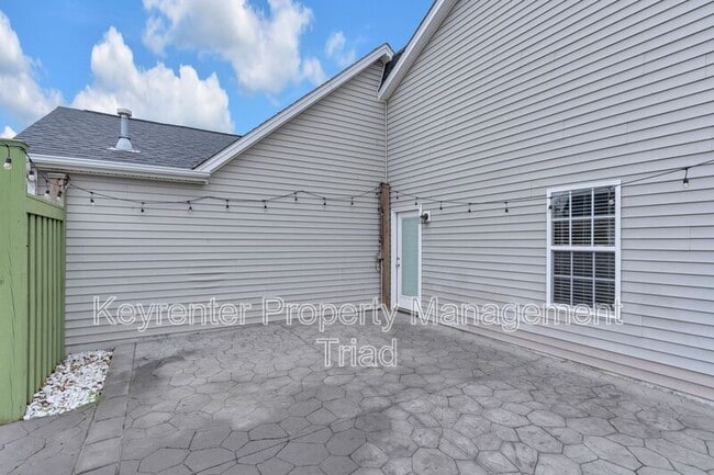 Building Photo - 540 Lake Way