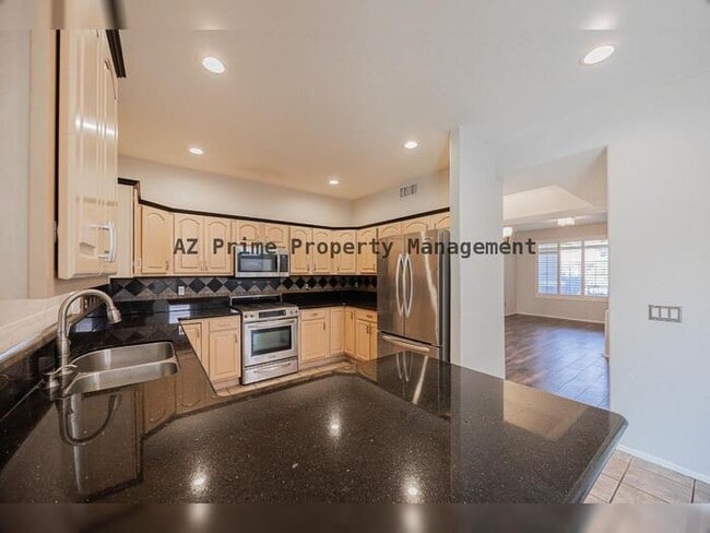 Building Photo - 873 W Tremaine Ave