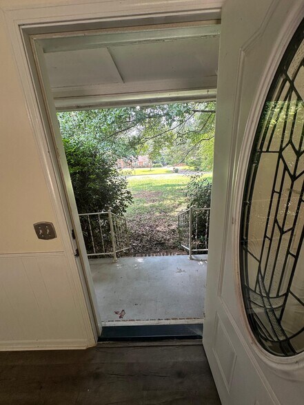 Building Photo - 5007 Spring Hill Dr