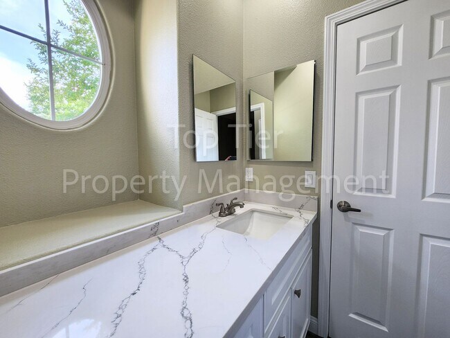 Building Photo - Stunning Newly Remodeled 4 bed / 2.5 bath ...
