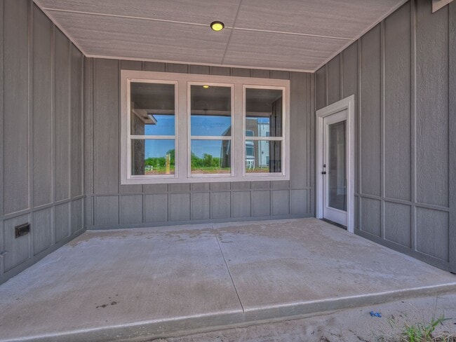 Building Photo - Newer Home available Mid-August 2026- Mustang Park- Storm Shelter