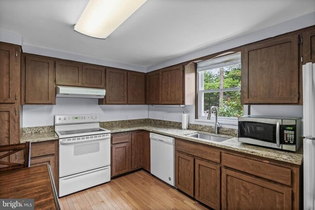 Building Photo - 405 Holly Glen Dr