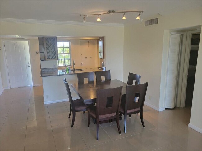Building Photo - 3050 N Palm Aire Dr