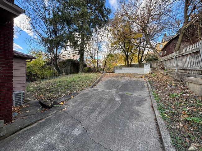 Building Photo - 3 Bedroom Home in Pittsburgh!