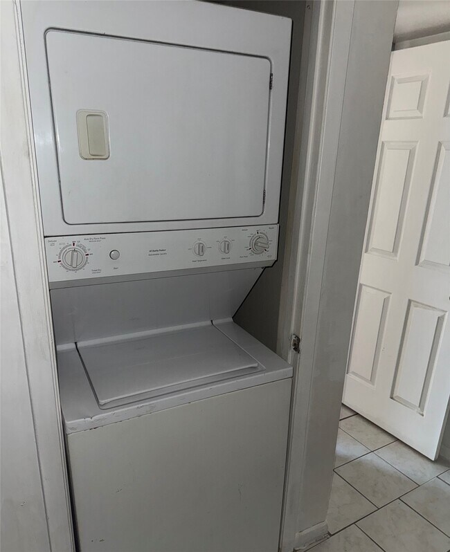 Building Photo - 8519 Hearth Dr