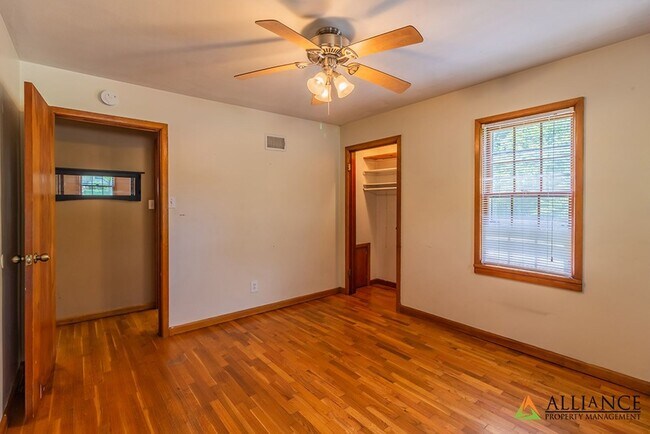 Building Photo - Spacious home close to KSU Campus!