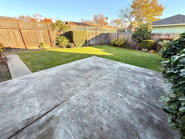 Building Photo - Charming Single-Level Home with Private Yard & Attached Garage!