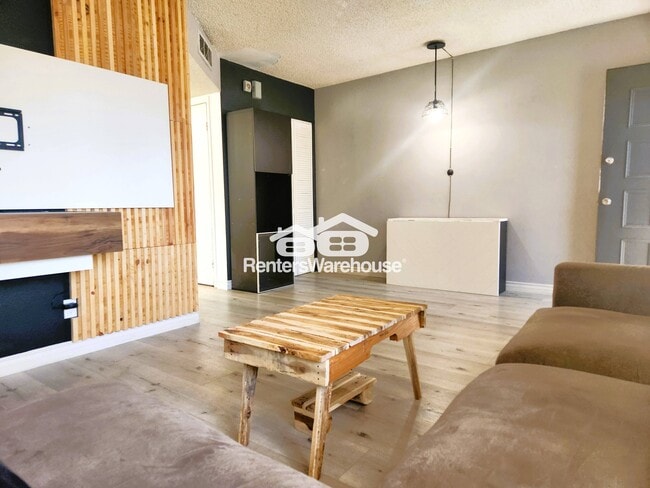 Building Photo - 6020 Carmen Blvd