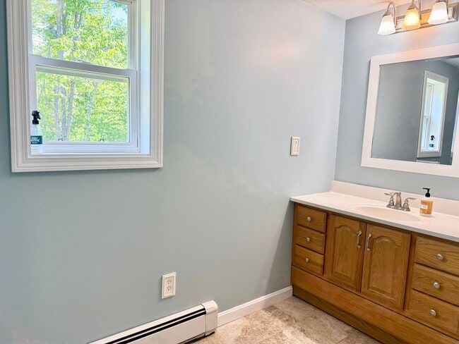 Building Photo - Sunny & Spacious 4 bedroom home