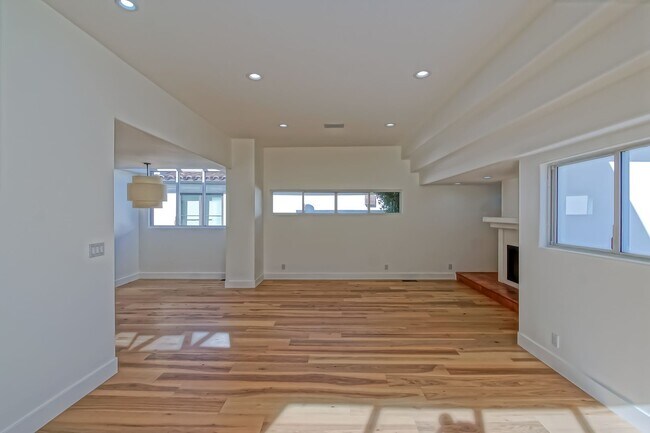 Building Photo - Beautifully Remodeled, 4BR4.5BA Hill Section Home w/ Amazing Panoramic Ocean Views, 3 Decks, Atri...