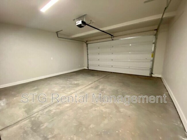 Building Photo - 438 N Stone Mountain Dr