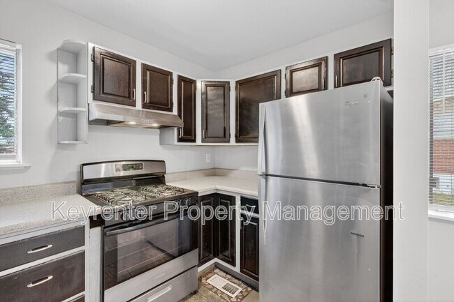 Building Photo - 900 Paddock Dr