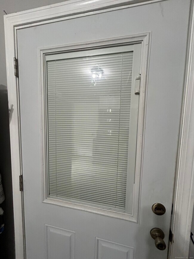 Building Photo - 647 E Main St