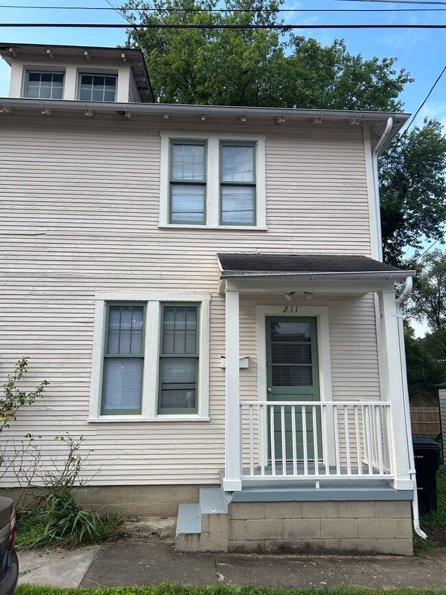Primary Photo - 211 Sharp St