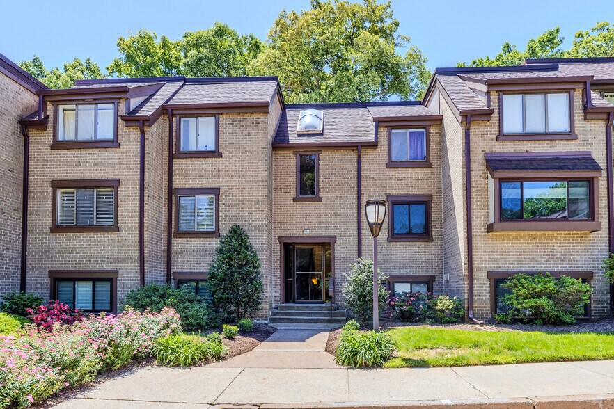 Building Photo - 1643 Parkcrest Cir