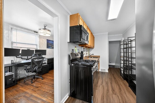 Building Photo - 3 Bedroom, 1 Bath Smart Fully Furnished To...