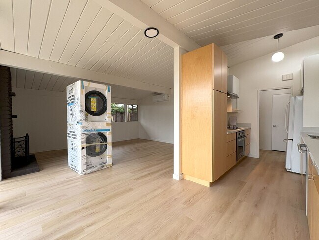 Building Photo - Newly Remodeled Single Family Home Available Now!