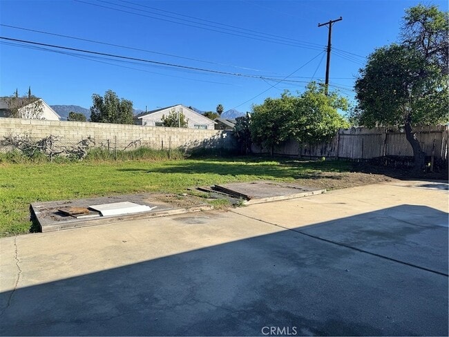 Building Photo - 1285 E Kingsley Ave