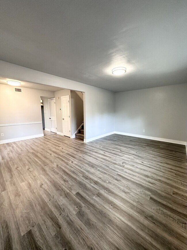 Building Photo - Beautifully Fully Updated 3-Bedroom End Unit Townhome