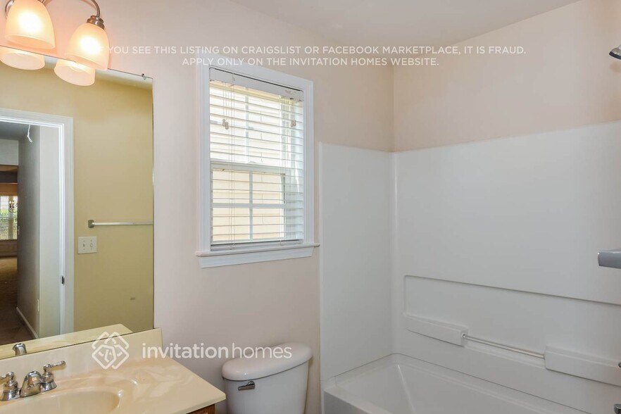 Building Photo - 1320 Martins Down Dr SE